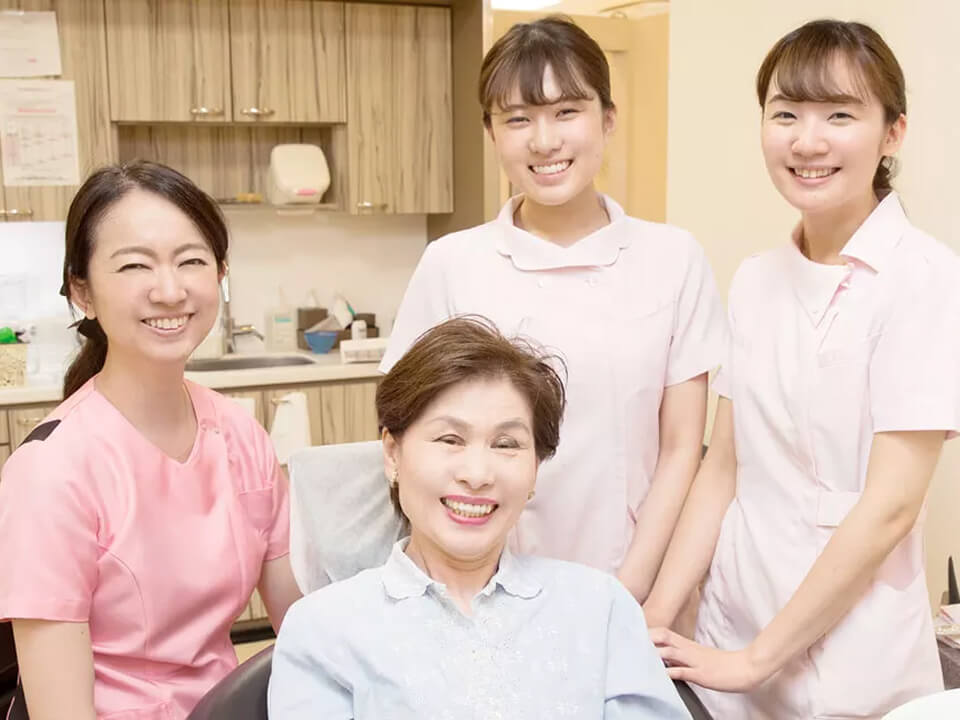患者さんと3人の女性歯科衛生士